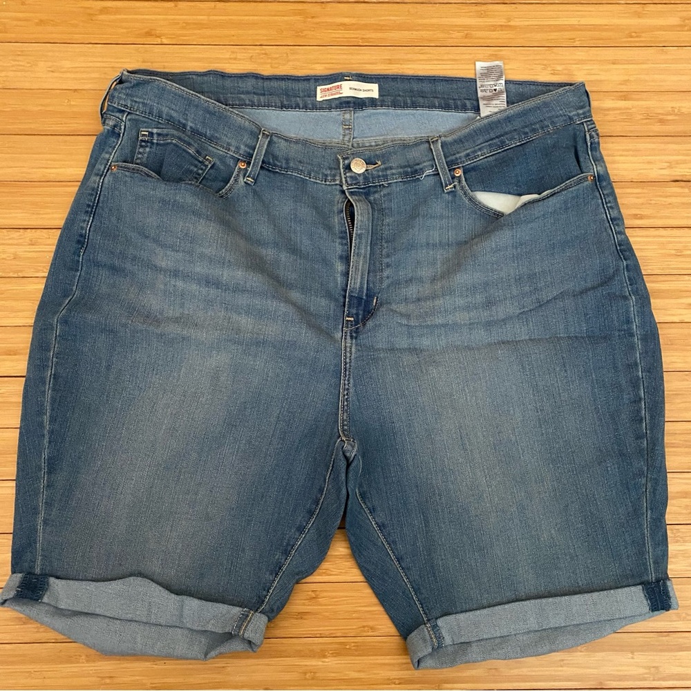 Never worn Levi’s signature Bermuda shorts